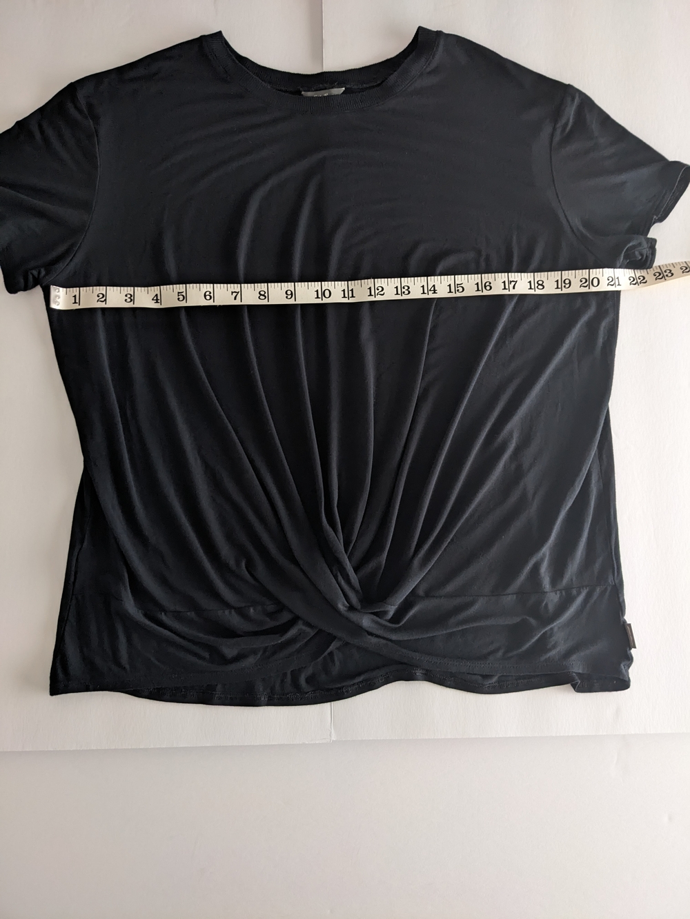 Eddie Bauer Black Short-Sleeve Twist-Front Tee - Picture 3 of 8